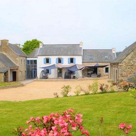 Maison Spacieuse A Plougonven Avec Jacuzzi Et Jardin ภายนอก รูปภาพ