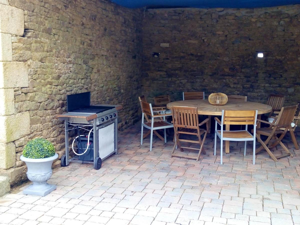 Maison Spacieuse A Plougonven Avec Jacuzzi Et Jardin ภายนอก รูปภาพ