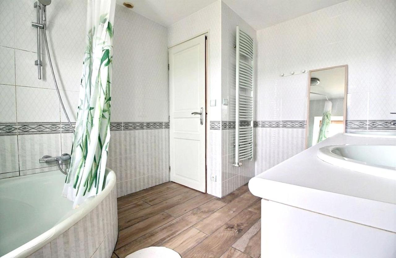 Maison Spacieuse A Plougonven Avec Jacuzzi Et Jardin ภายนอก รูปภาพ
