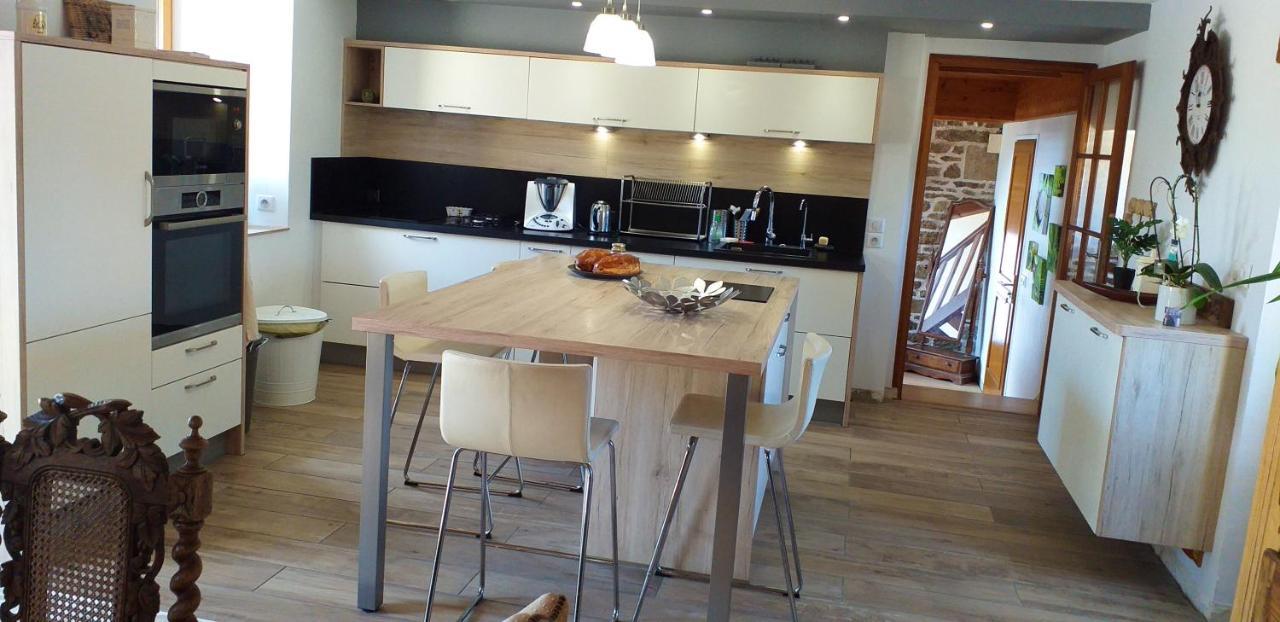 Maison Spacieuse A Plougonven Avec Jacuzzi Et Jardin ภายนอก รูปภาพ