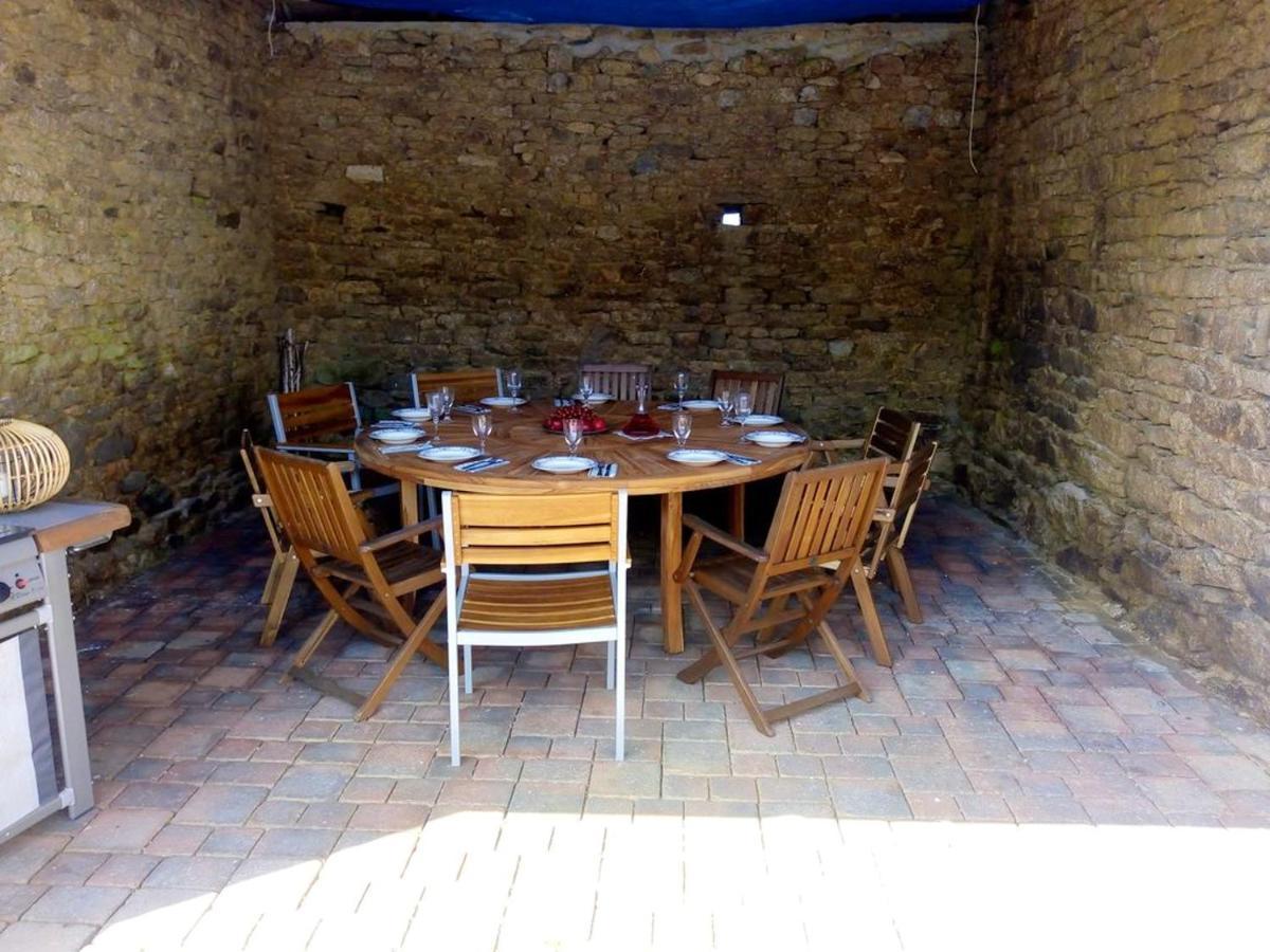 Maison Spacieuse A Plougonven Avec Jacuzzi Et Jardin ภายนอก รูปภาพ