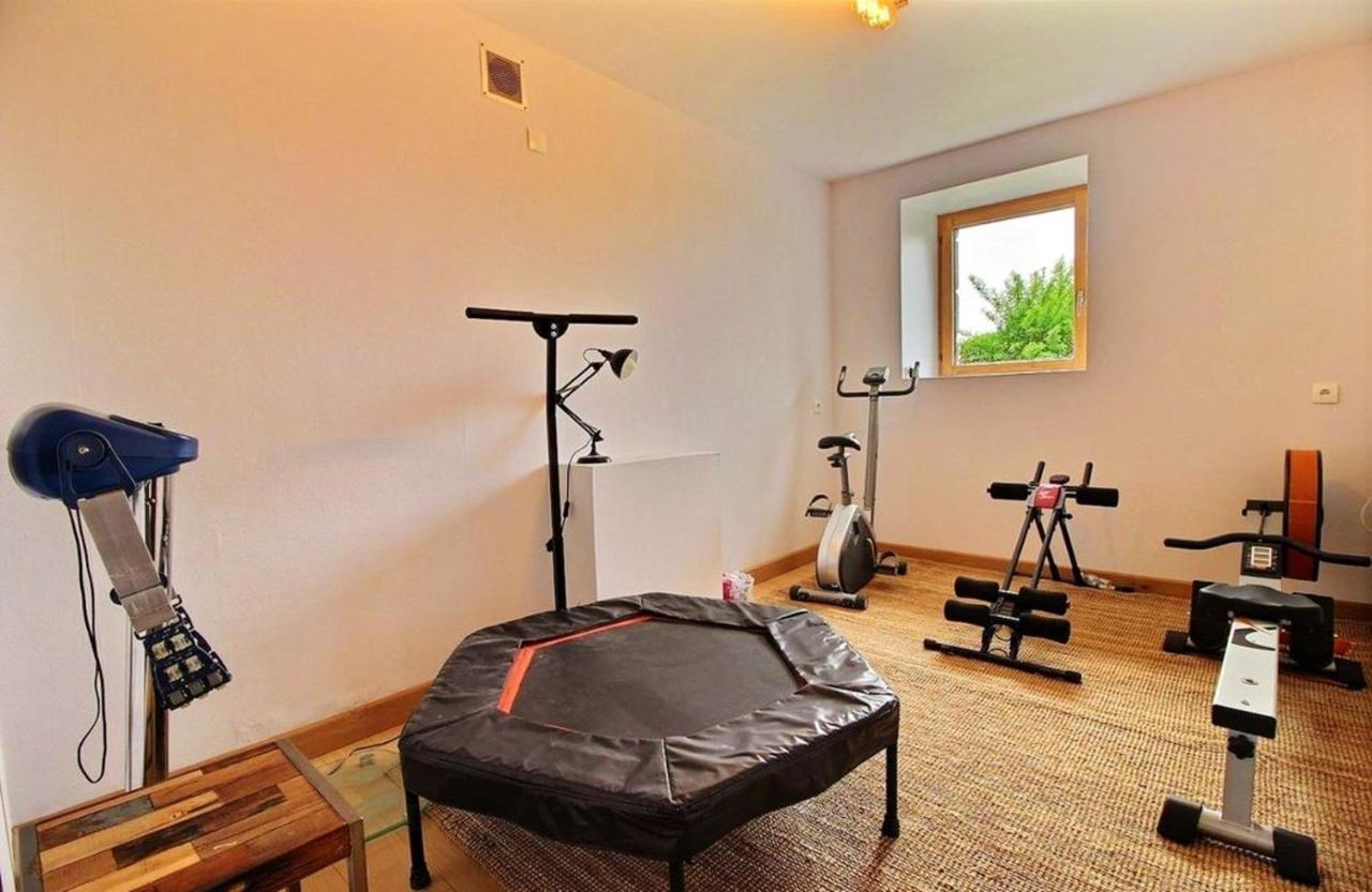 Maison Spacieuse A Plougonven Avec Jacuzzi Et Jardin ภายนอก รูปภาพ