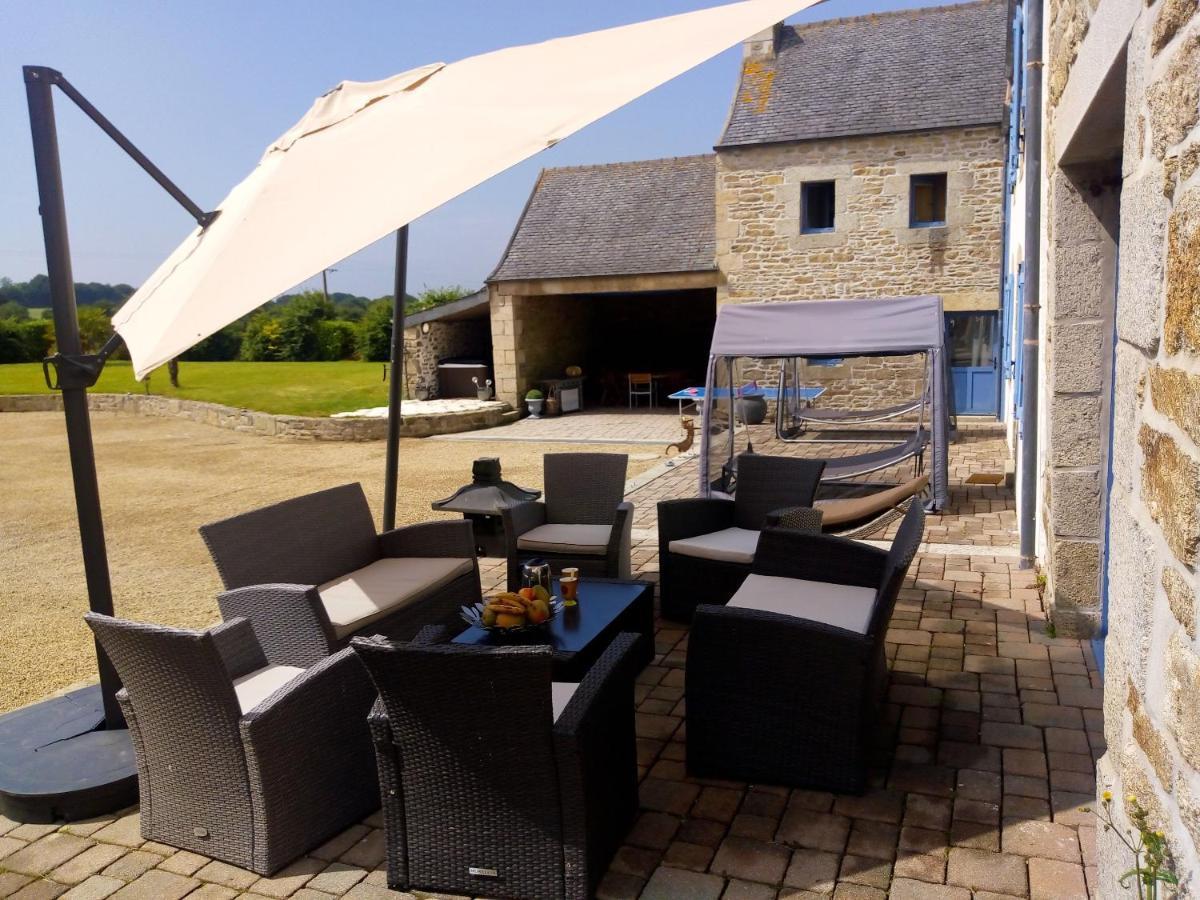 Maison Spacieuse A Plougonven Avec Jacuzzi Et Jardin ภายนอก รูปภาพ