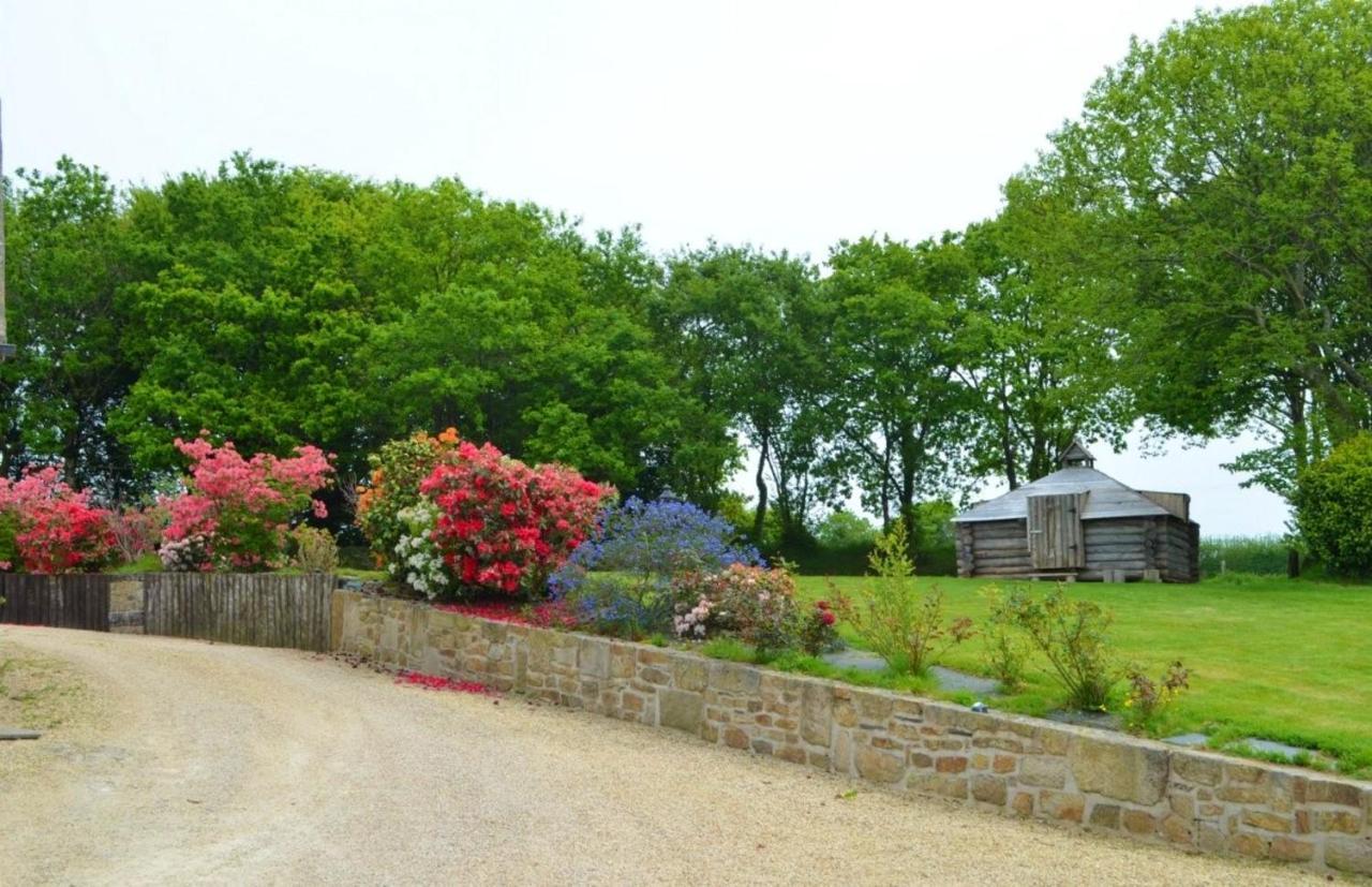 Maison Spacieuse A Plougonven Avec Jacuzzi Et Jardin ภายนอก รูปภาพ