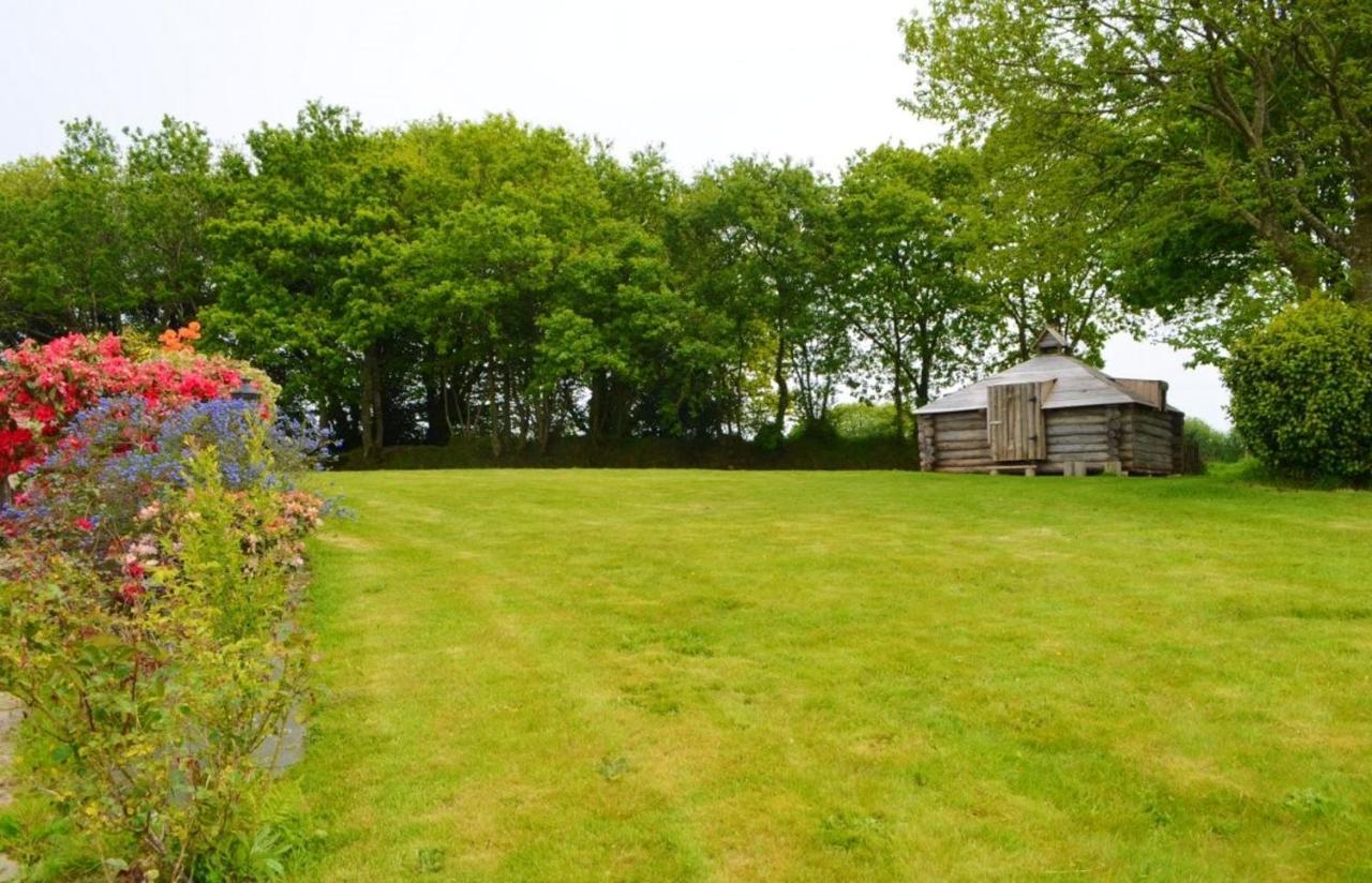 Maison Spacieuse A Plougonven Avec Jacuzzi Et Jardin ภายนอก รูปภาพ