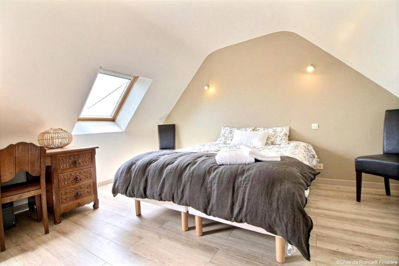 Maison Spacieuse A Plougonven Avec Jacuzzi Et Jardin ภายนอก รูปภาพ