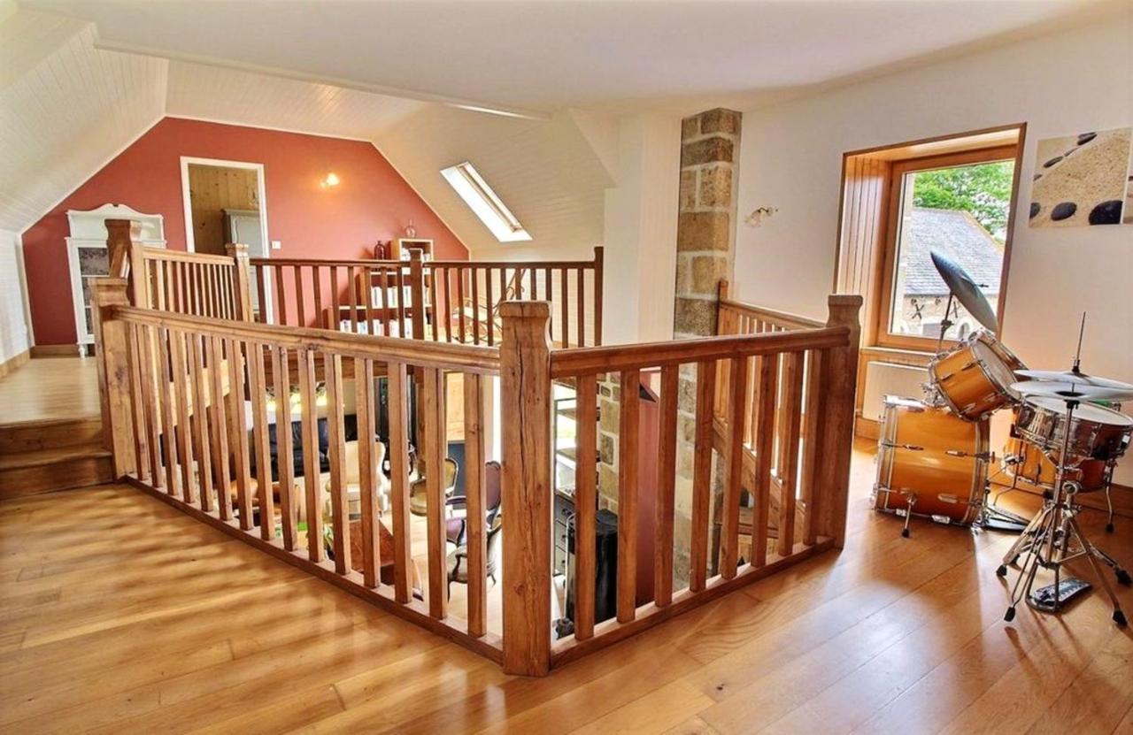 Maison Spacieuse A Plougonven Avec Jacuzzi Et Jardin ภายนอก รูปภาพ