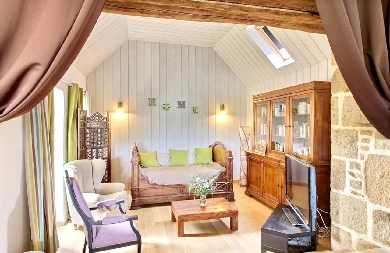 Maison Spacieuse A Plougonven Avec Jacuzzi Et Jardin ภายนอก รูปภาพ
