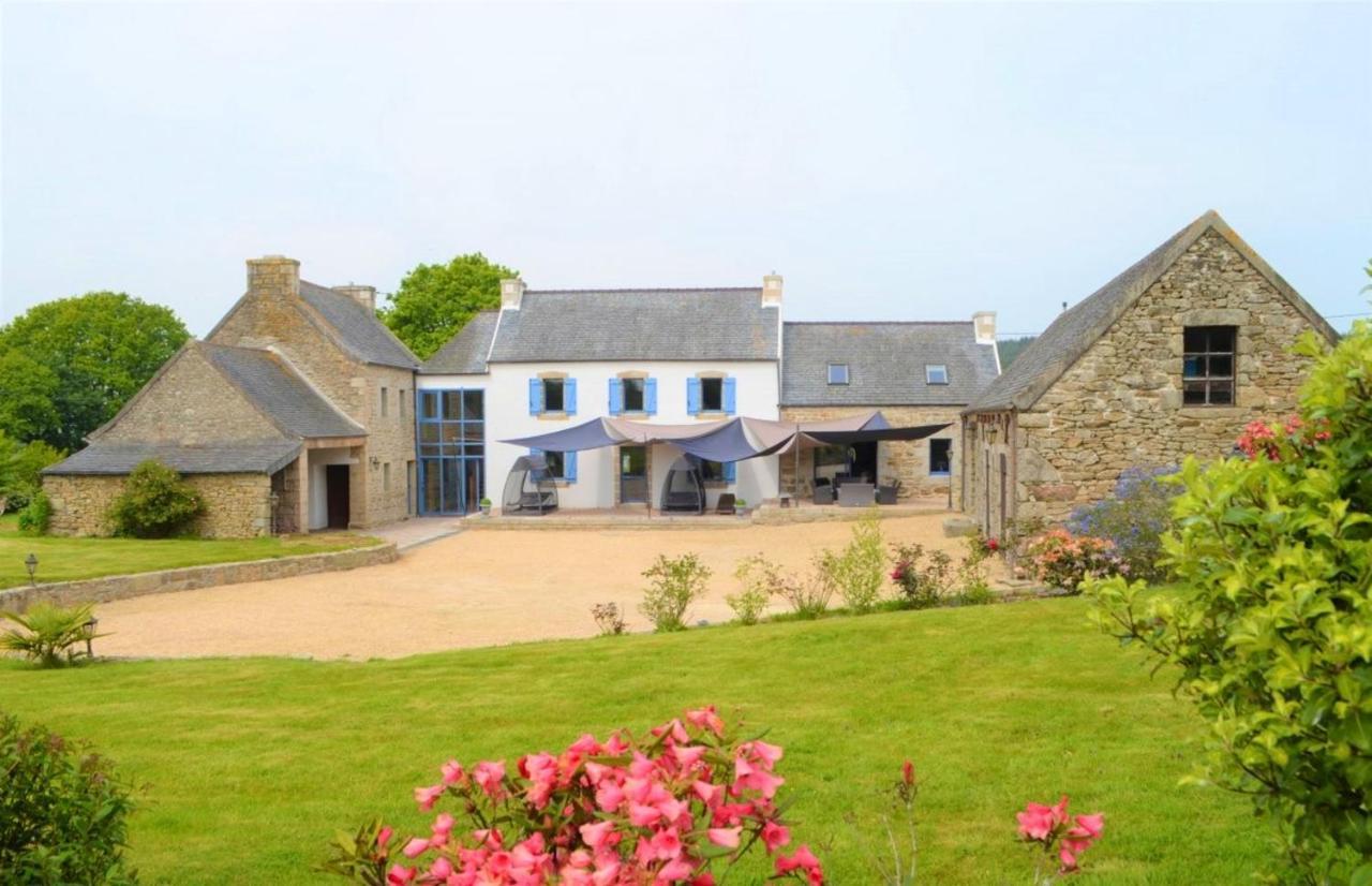 Maison Spacieuse A Plougonven Avec Jacuzzi Et Jardin ภายนอก รูปภาพ